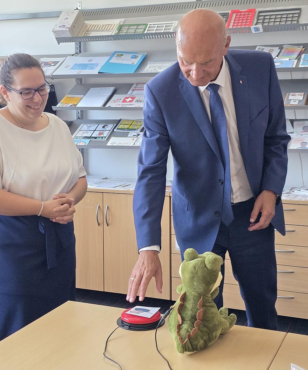 Sozial-Landesrat Dörfel informiert sich über Möglichkeiten der Unterstützten Kommunikation.