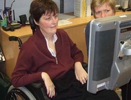 Foto: ALS Patientin am Computer