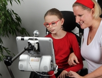 Foto: Mädchen bedient Computer mit Kopf