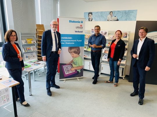 Gruppenfoto: Besuch Verbund-Chef Strugl zu Besuch bei LIFEtool Linz