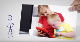 Foto: Junge Frau mit kleinem Jungen mit Down-Syndrom, der ein iPad verwendet