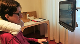 Foto: Frau mit ALS Erkrankung bedient Computer mittels Augensteuerung